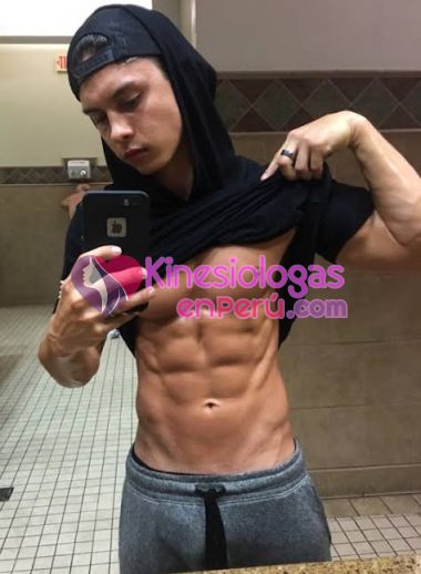 Hombre guapo y apuesto dispuesto a todo