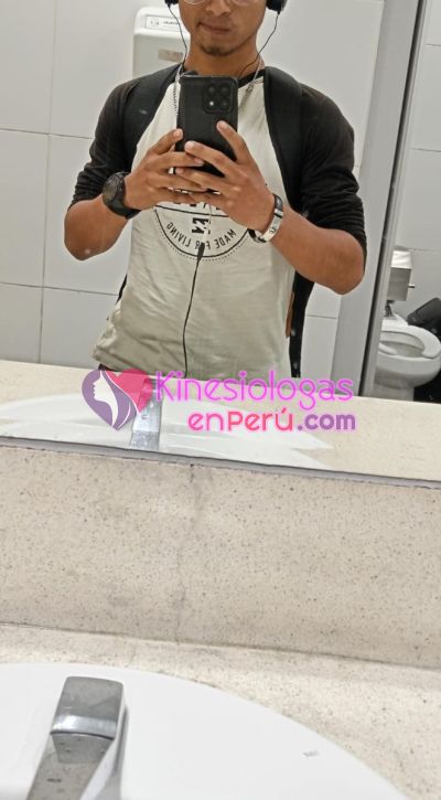 Hola me llamo sandro soy un chico joven Ardiente de 23 años