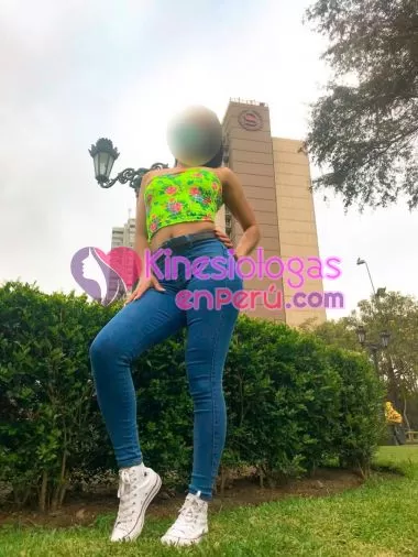 Hermosa mujer, con rico culo e increíbles tetas por la Av. Izaguirre